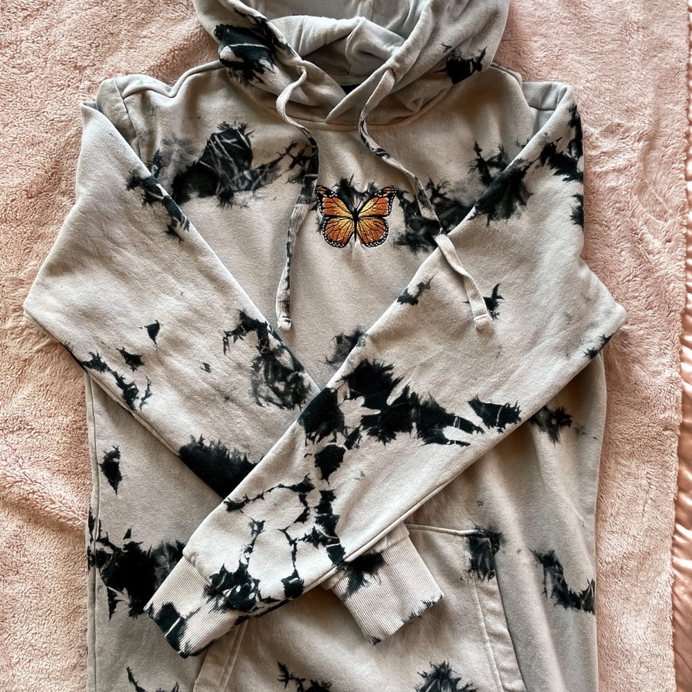 NWOT No Boundaries • Handmade Embroidery 🦋 • Mens Small Pullover Hoodie